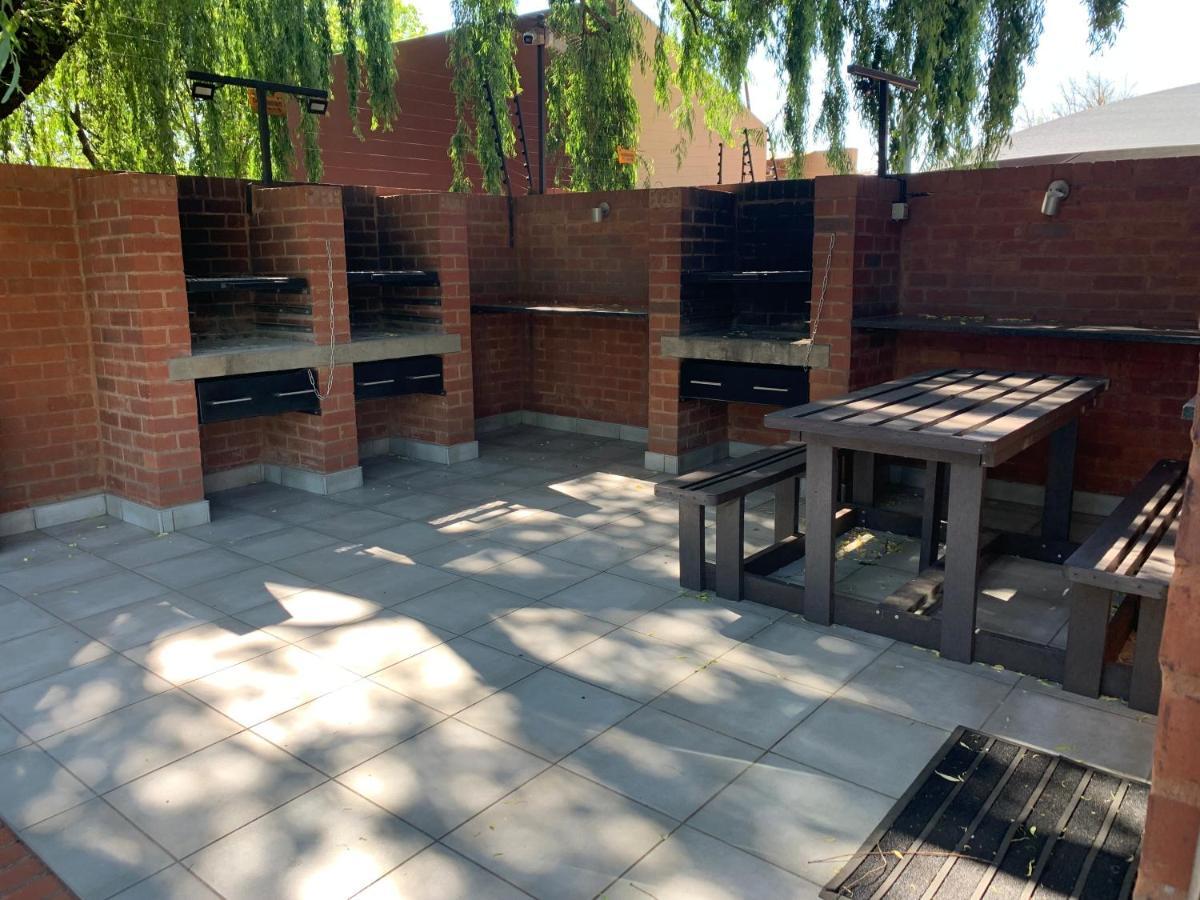 Or Tambo Self Catering Apartments, The Willows Boksburg Dış mekan fotoğraf